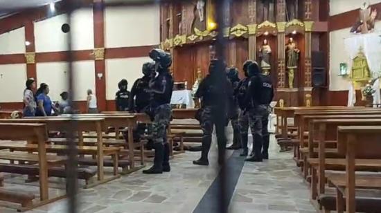 Interior de una iglesia en La Libertad, donde fue asesinado un policía, el 10 de abril de 2023. 