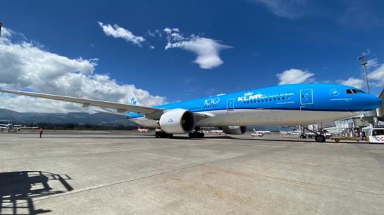 Imagen referencial. Un avión de la aerolínea KLM en el aeropuerto de Quito, en 2022. 