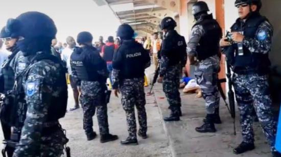 La Policía vigila el muelle de Esmeraldas donde se produjo una masacre el 11 de abril de 2023.