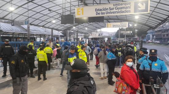 Personas en la parada La Marín, de la Ecovía, el 11 de abril de 2023.