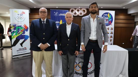 Jorge Delgado, presidente del COE, Baltazar Medina, presidente de Odebo, y Sebastián Palacios, ministro del Deporte, en una reunión el 11 de abril de 2023.