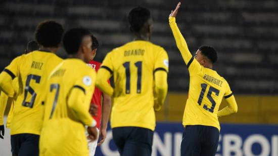 Juan Sebastian Rodríguez  y sus ocmpañeros festejan el gol de Ecuador ante Paraguay en el Sudamericano Sub 17, el 11 de abril de 2023.