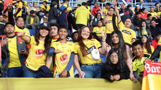 Hinchas de Barcelona, durante el partido ante IDV el 18 de marzo de 2023.