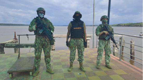 Tres militares en el muelle del puerto de Esmeraldas, el 13 de abril de 2023. 