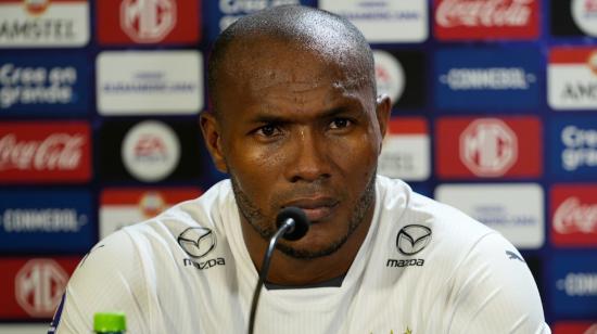 El jugador de Liga de Quito, Juan Luis Anangonó, durante una rueda de prensa, el 4 de abril de 2023.