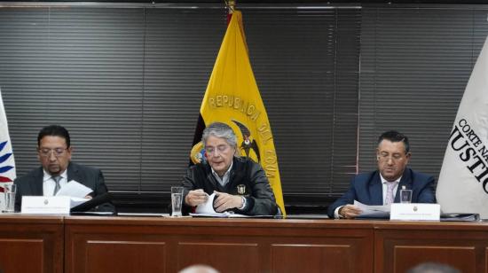 Virgilio Saquicela, presidente de la Asamblea; Guillermo Lasso, presidente de la República, e Iván Saquicela presidente de la CNJ, durante la mesa de Seguridad. Quito 12 de abril del 2023.