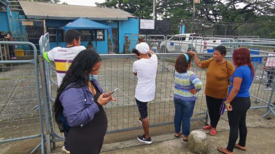 Familiares de reos del pabellón 5 buscaron información sobre los fallecidos en la Penitenciaría del Litoral, al norte de Guayaquil.