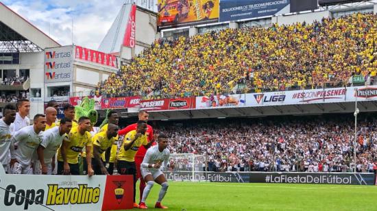 La hinchada de Barcelona en la General Norte Alta en un encuentro en 2019.