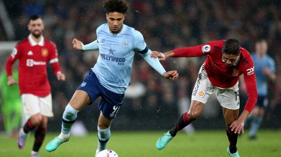 Kevin Schade, del Brentford (equipo patrocinado por Hollywoodbets) pelea una pelota con Raphael Varane del Manchester United, durante un partido de la Premier League, el 5 de abril de 2023.