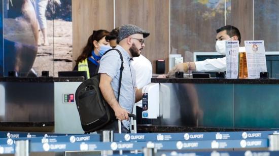 Registro de un pasajero en el Aeropuerto Internacional Mariscal Sucre. 