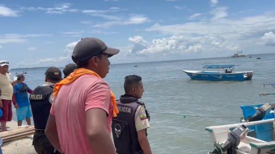 Pescadores y policías en el muelle de Posorja, tras la masacre en alta mar, el 13 de abril de 2023. 