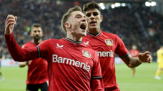 Florian Wirtz y Piero Hincapié celebran un gol de su equipo en la Europa League, el 13 de abril de 2023.