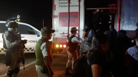 209 migrantes estaban en un tráiler abandonado en México, la noche del 12 de abril de 2023.