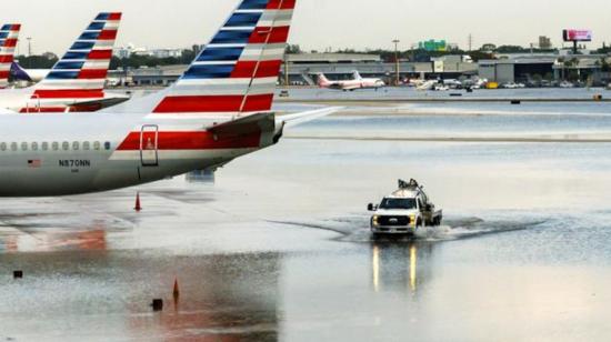 Un tramo de la pista del aeropuerto Fort Lauderdale, en Florida, el 13 de abril de 2023. 