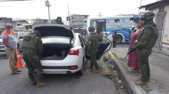 Cerca de 2.000 militares y 500 policías patrullan en Esmeraldas.