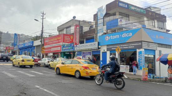 Farmacias que funcionan en las afueras del Hospital Pablo Arturo Suárez, el 6 de abril de 2023.