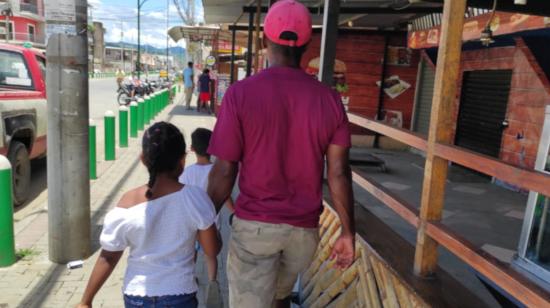 Alexis Quiñónez sueña en que algún día su hija Lía pueda ver reconstruida a Bahía de Caráquez, en Manabí, destruida por el terremoto del 16 de abril de 2016.