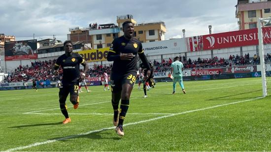 Jhon Jairo Cifuente de Aucas festeja el gol de penal que le anotó a Técnico Universitario, por la Fecha 6, el 15 de abril de 2023.