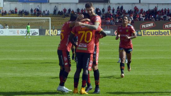 Los jugadores del Deportivo Cuenca festejan uno de los goles ante el Guayaquil City, el 15 de abril de 2023.