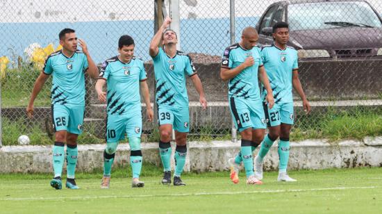 Los jugadores del Cumbayá FC festejan el gol de Agustín Maziero ante Gualaceo, el 16 de abril de 2023.