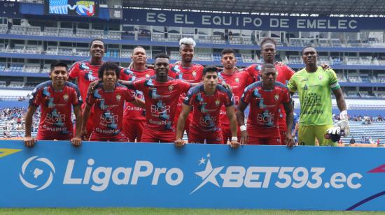 Los jugadores de El Nacional posan previo al encuentro de la Fecha 6 de la LigaPro ante Emelec, el 17 de abril de 2023.