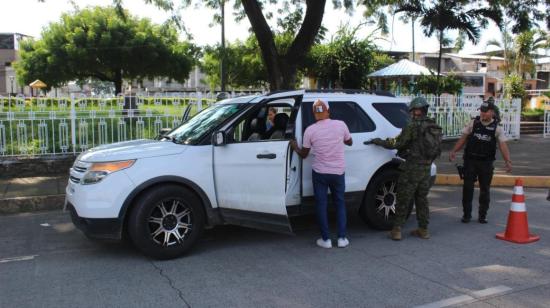 Policías y militares realizan controles en Babahoyo, en Los Ríos, por el estado de excepción. 