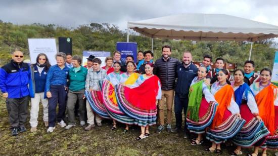 Autoridades de los Ministerios de Ambiente y Turismo, junto a comunidades del Parque Nacional Cotopaxi, el 13 de abril de 2023. 