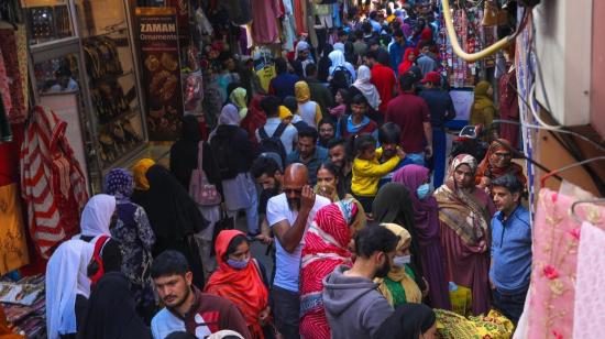 Gente en el mercado de Srinagar, ciudad del estado de Kashmir, India.