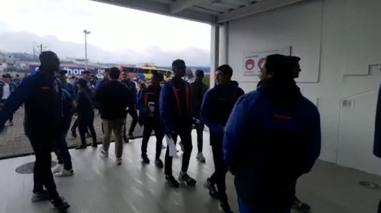 Los jugadores de la Selección Sub 17 ingresan al estadio Rodrigo Paz Delgado para ver el partido Liga vs. Barcelona, el 15 de abril de 2023.