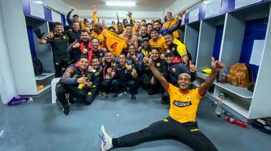 Los jugadores de Barcelona festejaron la victoria ante Liga en el camerino del estadio Rodrigo Paz, el 15 de abril de 2023. 