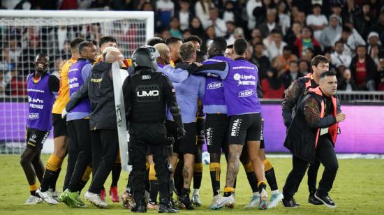 Los jugadores de Barcelona celebran en el campo de juego su victoria histórica de 0-1 ante Liga, en Casa Blanca, el 15 de abril de 2023.