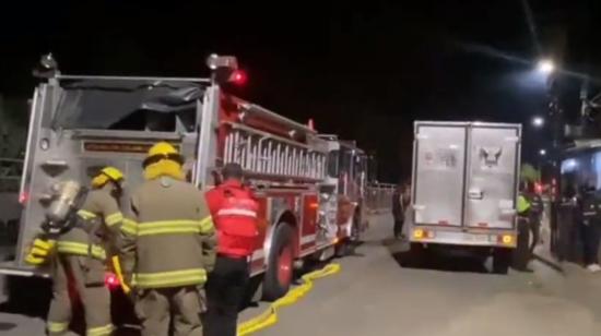 Personal de Bomberos y de Medicina Legal, en la cárcel de Loja.