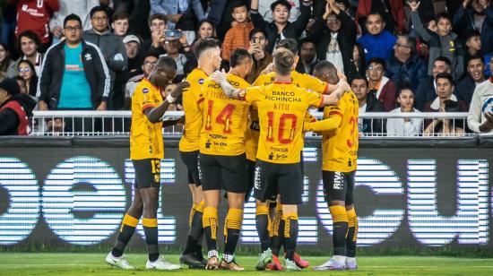 Los jugadores de Barcelona celebran el 0-1 en el estadio Rodrigo Paz Delgado, el 15 de abril de 2023.