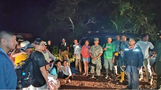 La noche del 15 de abril de 2023, un equipo de bomberos y militares rescataron a 15 personas atrapadas por las lluvias en Galápagos.