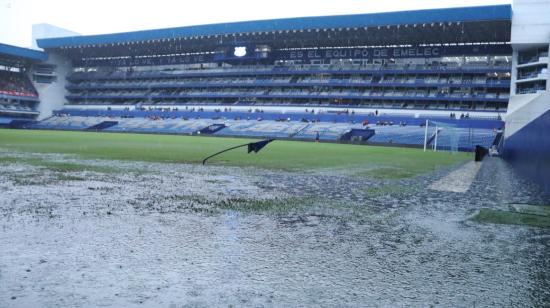 Estado de la cancha del estadio George Capwell, previo al encuentro Emelec vs. El Nacional, el domingo 16 de abril de 2023.