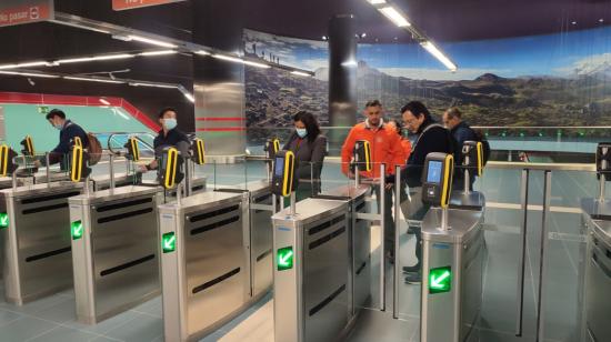 Ciudadanos prueban el sistema de recaudo del Metro de Quito, el 17 de abril de 2023. 