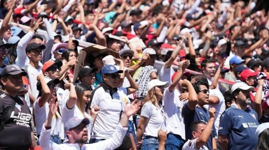 Hinchas de Liga de Quito en el estadio Rodrigo Paz Delgado.