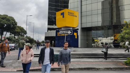 Imagen referencial de una entidad bancaria en el norte de Quito, el 17 de abril de 2023.