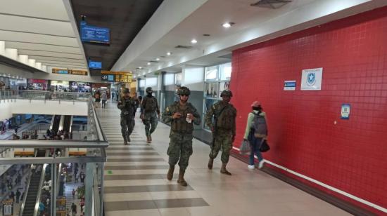 Militares patrullan el centro comercial del Terminal Terrestre, de Guayaquil, el 15 de abril de 2023. 