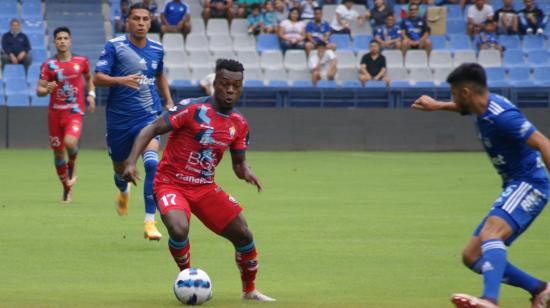 Maicon Solís, de El Nacional, disputa un baló con un jugador de Emelec en la Fecha 6 de la LigaPro, el 17 de abril de 2023.