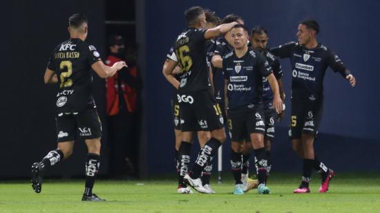 Los jugadores de Independiente del Valle festejan un gol ante Barcelona en Sangolquí, el 18 de marzo de 2023.