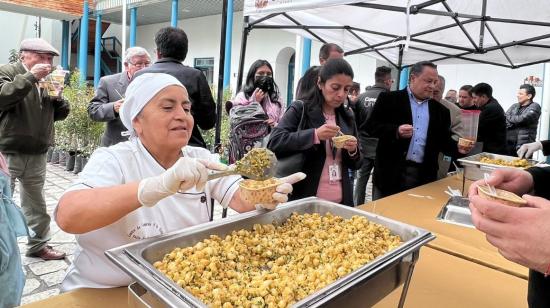 Una cocinera sirve mote pillo en una feria gastronómica de Cuenca el 17 de abril de 2023. 