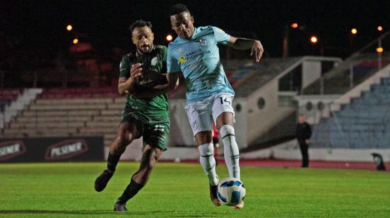 José Carabalí, de Universidad Católica, disputa una pelota en el partido ante Orense, en Latacunga, el 17 de abril de 2023.