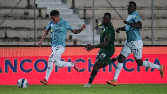 Layan Loor, de Universidad Católica, maneja la pelota en el partido ante Orense, en Latacunga, el 17 de abril de 2023.