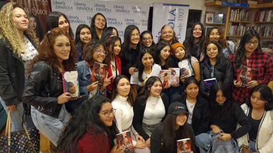 La escritora Ariana Godoy, rodeada de lectoras en la presentación de 'La revelación', en Quito.