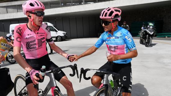 Alexander Cepeda (azul) junto a su compañero Hugh Carthy, al final de la Etapa 2 del Tour de los Alpes, el 18 de abril de 2023. 