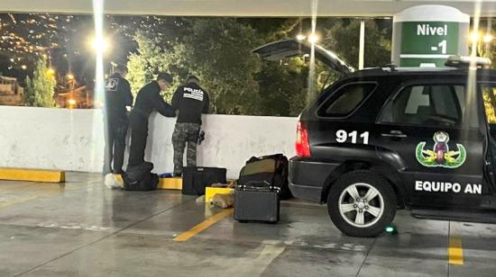 Policías impiden la explosión de un artefacto en el centro comercial El Recreo de Quito, el 18 de abril de 2023.