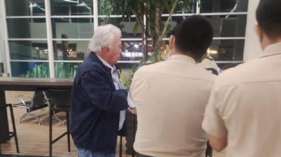 Miembros de la Policía junto a Danilo Carrera, en el aeropuerto de Guayaquil, el 18 de abril de 2023. 