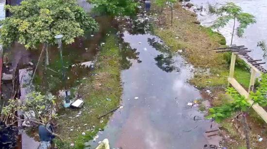 Un sector del Parque Lineal, norte de Guayaquil, inundado tras la crecida del Estero Salado, el 20 de abril de 2023. 