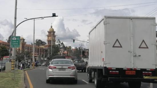 Un fotosensor instalado en la Avenida de las Américas, en Cuenca, el 19 de abril de 2023.